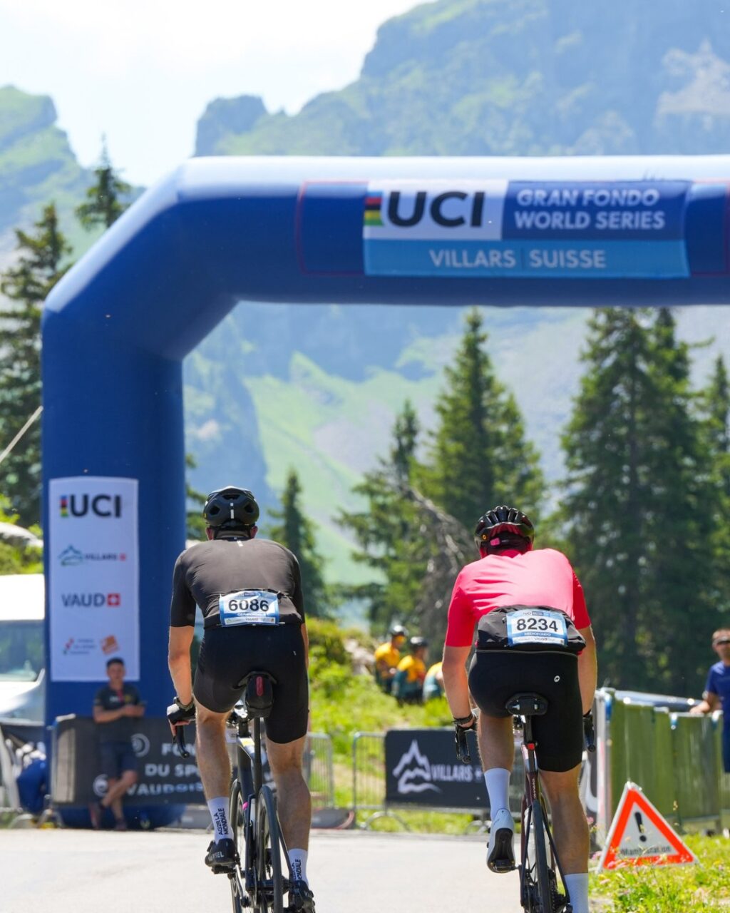 Qualification Worlds 🌈The Majestics, c'est un weekend de course avec trois possibilités de te qualifier pour les Mondiaux.Pour les Mondiaux @ucigranfondoworldseries lors du contre-la-montre du vendredi ou du Granfondo du samedi ; pour ceux de la @ucigravelworldseries lors de la course du dimanche.Viens envoyer des watts et gagner ton billet pour chasser le maillot arc-en-ciel ! 🌈 🚴‍♂️💨Infos et inscriptions –> lien en bio___The Majestics is a weekend of racing with three opportunities to qualify for the World Championships.For the @ucigranfondoworldseries World Championships during Friday's time trial or Saturday's Granfondo; for the @ucigravelworldseries World Championships during Sunday's race.Come and send some watts to win your ticket to chase the rainbow jersey! 🌈 🚴‍♂️💨Info and registration –> link in bio📷 @kuva.swiss #themajestics #villars #alpesvaudoises