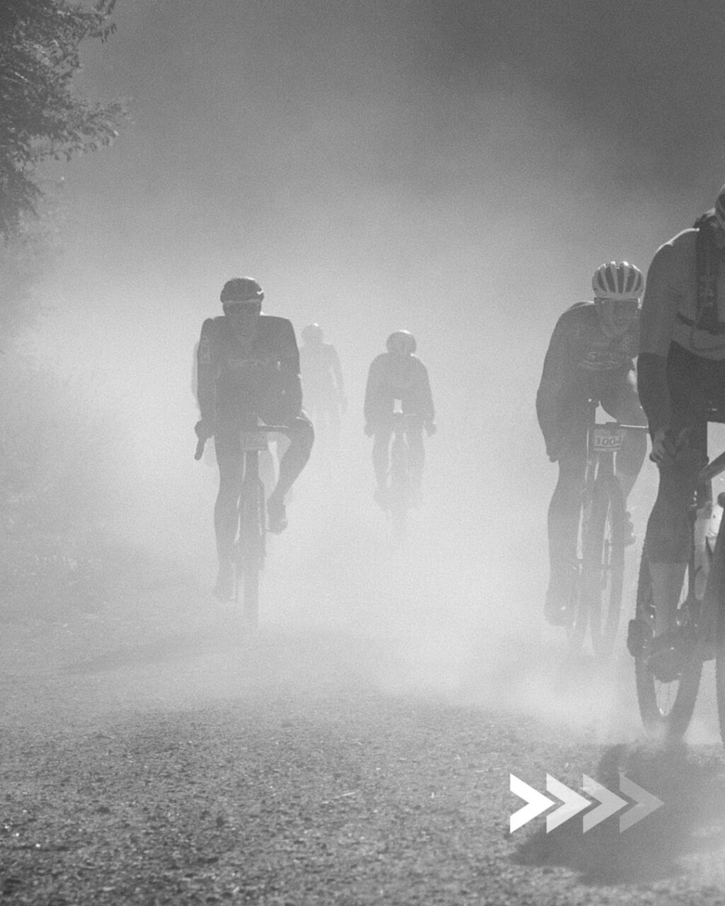 Dust loversIl y a toujours un petit goût de Strade Bianche dans les courses gravel. Des watts, de la poussière et une bonne partie de manivelles entre amis. 🚴🏻💨Profite des tarifs Early Birds, valables jusqu'à mardi prochain.Infos et inscriptions –> lien en bio ✍️___There’s always a touch of Strade Bianche during gravel races. High wattages, dust, and a pleasant threshold ride with friends. 🚴🏻💨Take advantage of our Early Bird rates, valid until next Tuesday.Info and registration –> link in bio ✍️📷 @alexandrablumvisuals #themajestics #villars #alpesvaudoises