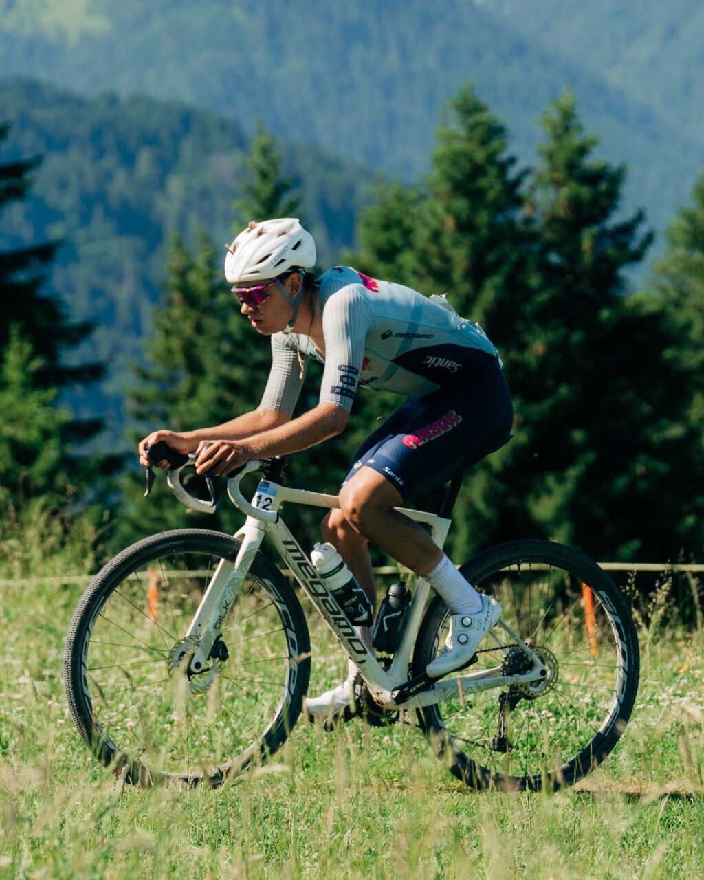 Coudes repliés & regards focus VS roue arrière et mode chillax ?

Que tu souhaites faire la course dès le coup de pistolet ou profiter de l'atmosphère et de la beauté des @alpesvaudoises, The Majestics est pour toi. ⛰️ 🚴‍♂️ ☀️

Car oui, les 25% de chaque catégorie se qualifient pour les Mondiaux. Mais oui, tu peux sans autre participer si tu es du genre baggy et t-shirt. ✌️

Découvre les parcours dans le lien en bio. 🤗

___

Whether you want to race from the starting arch or simply soak up the atmosphere and beauty of the @alpesvaudoises, The Majestics is for you. ⛰️ 🚴‍♂️ ☀️

Because yes, the top 25% in each category qualify for the World Championships. And yes, you’re more than welcome to take part even if you get the baggy trousers and T-shirt vibe. ✌️

Check out the routes via the link in the bio. 🤗

📷 @alexandrablumvisuals 

#themajestics 
#villars #alpesvaudoises