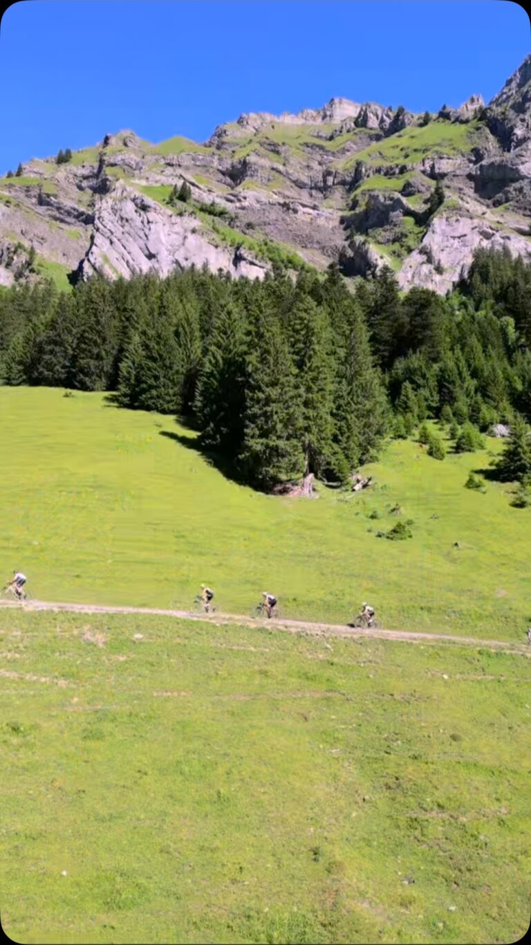 Quelle journée ! 🌪️ Du gravel, du dépassement, de la poussière (beaucoup), des sourires et une belle dose d’adrénaline. 💥
Un parcours aussi beau qu’exigeant 💪

Merci à toutes et tous d’avoir roulé avec nous sur cette édition de l’UCI Gravel Suisse 2025. On vous laisse revivre les meilleurs moments en vidéo ! 🎥👇

À l’année prochaine ? 😉
___

What a day ! 🌪️ Gravel, grit, (lots of) dust, big smiles… and a serious shot of adrenaline. 💥
A race as beautiful as it is challenging 💪

Thanks to everyone who rode with us at this year’s UCI Gravel Switzerland. Relive the best moments in our recap video ! 🎥👇

Same time next year?

#UCIGravelSuisse
#alpesvaudoises
#villars