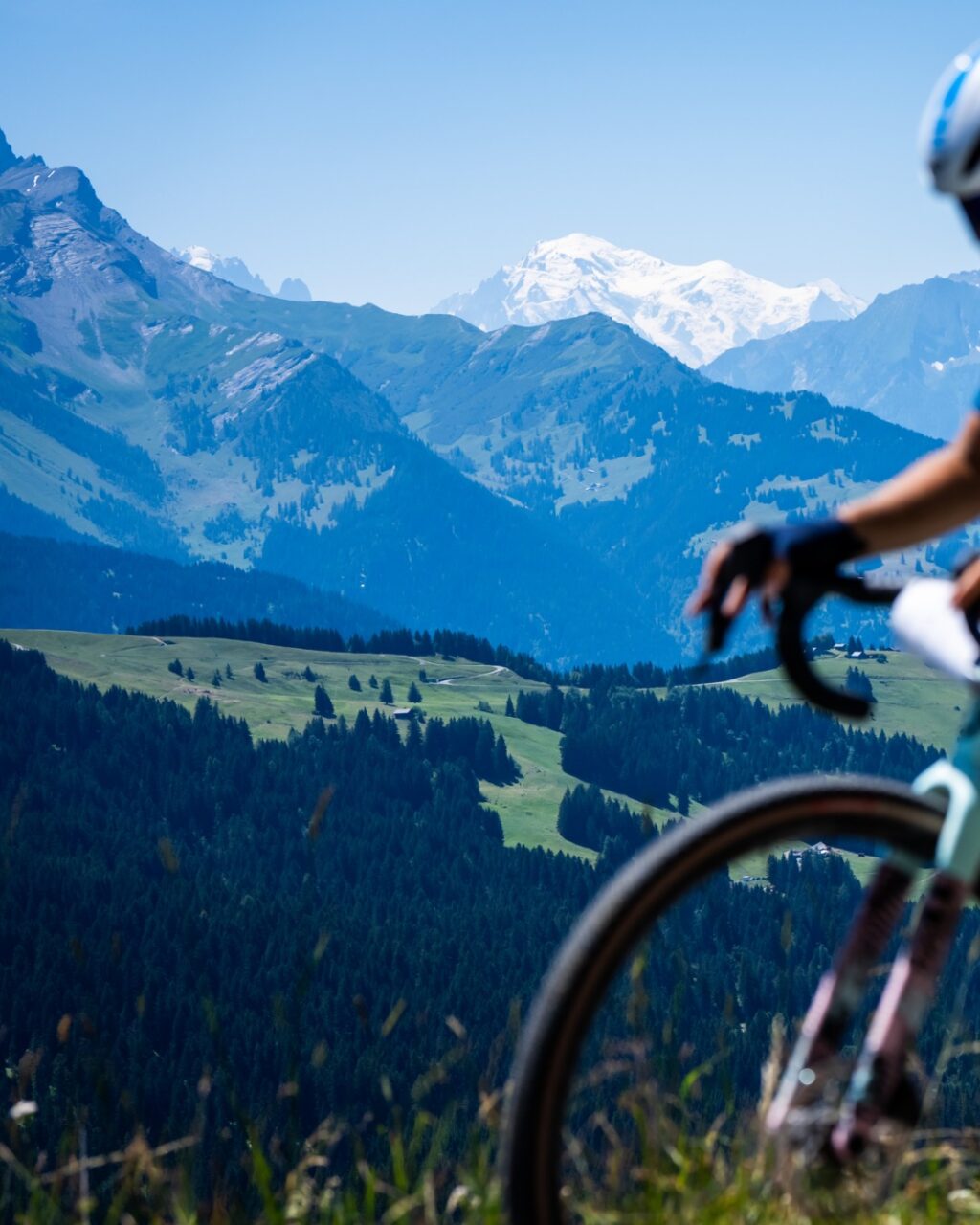 Merci @villarstourisme Merci @alpesvaudoises 

Pwhouaaaaaaaa 😍

Voici, en résumé, ce que nous avons retenu des paysages croisés ce weekend intense. 🚴🏻⛰️

Des points de vue idylliques que tu pourras retrouver l'an prochain (du 9 au 11 juillet) ou toute l'année en mode aventure et découverte. 💚🤍

___

Wowwwww 😍

Here’s a quick round-up of the scenery we took in during this action-packed weekend. 🚴🏻⛰️

Idyllic viewpoints that you can visit again next year (9–11 July) or explore all year round on an adventure of discovery mode. 💚🤍

📷 @kuva.swiss 

#themajestics 
#villars #alpesvaudoises