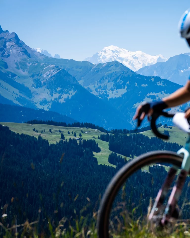 Merci @villarstourisme Merci @alpesvaudoises Pwhouaaaaaaaa 😍Voici, en résumé, ce que nous avons retenu des paysages croisés ce weekend intense. 🚴🏻⛰️Des points de vue idylliques que tu pourras retrouver l'an prochain (du 9 au 11 juillet) ou toute l'année en mode aventure et découverte. 💚🤍___Wowwwww 😍Here’s a quick round-up of the scenery we took in during this action-packed weekend. 🚴🏻⛰️Idyllic viewpoints that you can visit again next year (9–11 July) or explore all year round on an adventure of discovery mode. 💚🤍📷 @kuva.swiss #themajestics #villars #alpesvaudoises