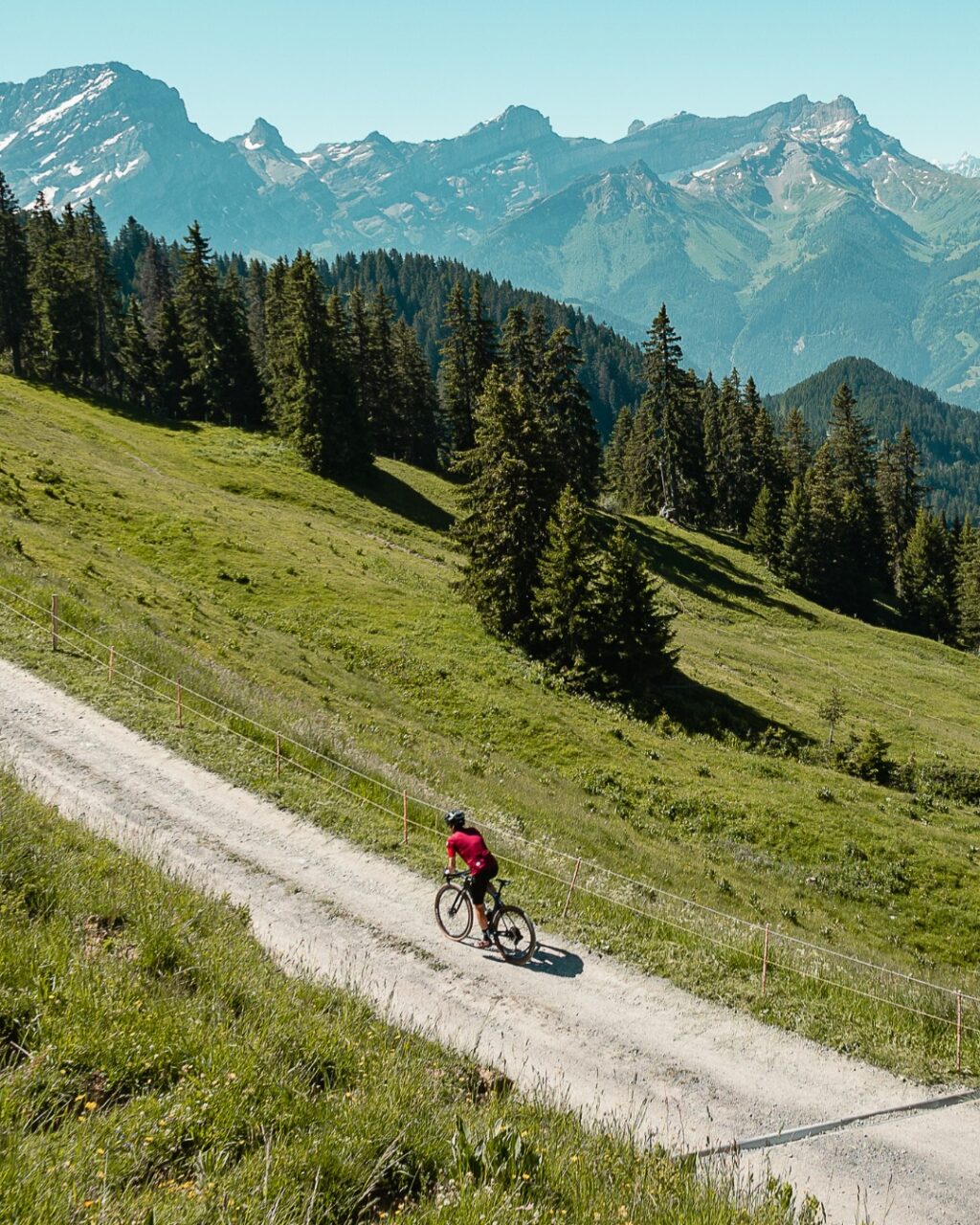 Gravel dans le Canton de Vaud – Participe à l'enquêtePartenaire institutionnel de notre événement, le Canton de Vaud mène une enquête sur la pratique du gravel sur son territoire. 🚵Toi aussi, participe à forger la vision du Canton de notre pratique en cliquant dans le lien en bio 📋___As an institutional partner of our event, the Canton of Vaud is conducting a survey on gravel cycling within its territory. 🚵You too can help shape the Canton’s vision of our sport by clicking the link in our bio 📋📷 @aswisswithapulse #themajestics #villars #alpesvaudoises