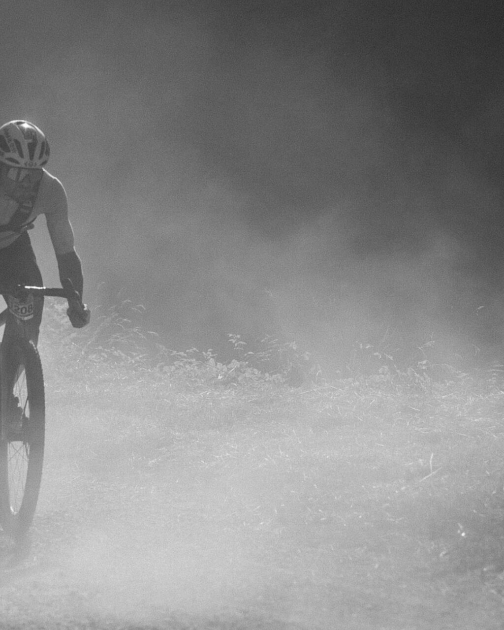 Dust loversIl y a toujours un petit goût de Strade Bianche dans les courses gravel. Des watts, de la poussière et une bonne partie de manivelles entre amis. 🚴🏻💨Profite des tarifs Early Birds, valables jusqu'à mardi prochain.Infos et inscriptions –> lien en bio ✍️___There’s always a touch of Strade Bianche during gravel races. High wattages, dust, and a pleasant threshold ride with friends. 🚴🏻💨Take advantage of our Early Bird rates, valid until next Tuesday.Info and registration –> link in bio ✍️📷 @alexandrablumvisuals #themajestics #villars #alpesvaudoises