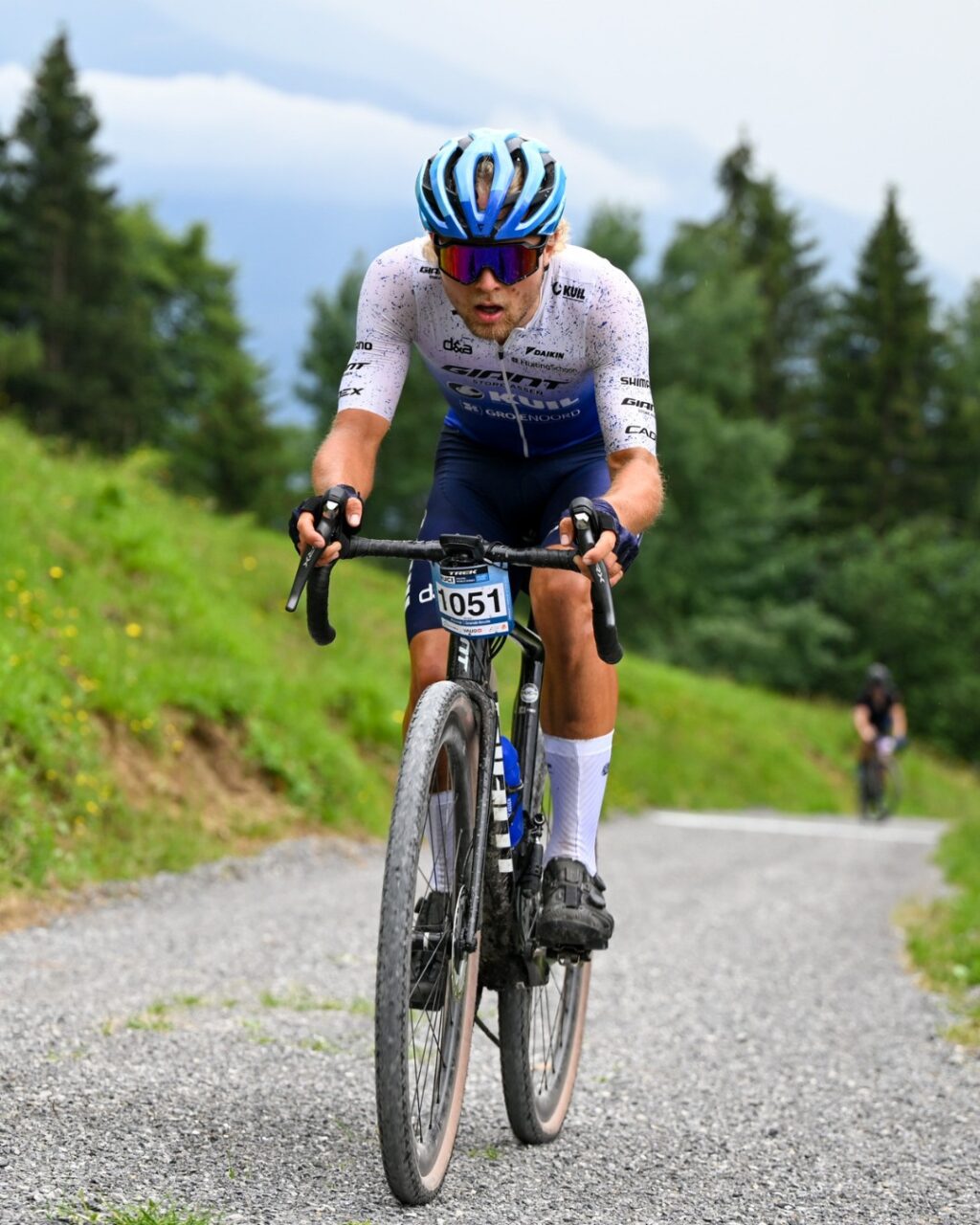 Qualification Worlds 🌈The Majestics, c'est un weekend de course avec trois possibilités de te qualifier pour les Mondiaux.Pour les Mondiaux @ucigranfondoworldseries lors du contre-la-montre du vendredi ou du Granfondo du samedi ; pour ceux de la @ucigravelworldseries lors de la course du dimanche.Viens envoyer des watts et gagner ton billet pour chasser le maillot arc-en-ciel ! 🌈 🚴‍♂️💨Infos et inscriptions –> lien en bio___The Majestics is a weekend of racing with three opportunities to qualify for the World Championships.For the @ucigranfondoworldseries World Championships during Friday's time trial or Saturday's Granfondo; for the @ucigravelworldseries World Championships during Sunday's race.Come and send some watts to win your ticket to chase the rainbow jersey! 🌈 🚴‍♂️💨Info and registration –> link in bio📷 @kuva.swiss #themajestics #villars #alpesvaudoises