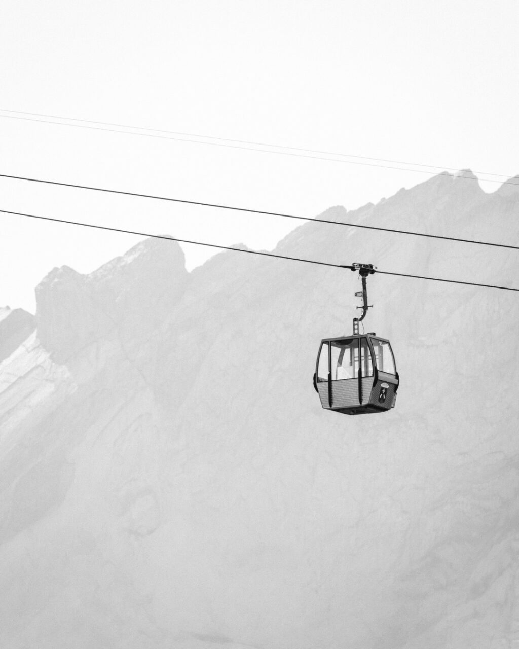 Be part of the scenery 🚴🏻⛰️

Participer à The Majestics, c'est rouler au milieu de ce que les @alpesvaudoises ont de plus beau à te donner. 😍

De la verdure des alpages à la puissance du Barrage de l'Hongrin ; de la Plaine du Chablais au sommet du Col de la Croix ; du @centre_mondial_du_cyclisme_uci au cœur de la station de @villarstourisme. Tout est fait pour que tu passes un moment d'exception.

Infos et inscriptions –> lien en bio !

___

Taking part to The Majestics means cycling through the most beautiful parts of the @alpesvaudoises. 😍

From the green pastures of the mountain meadows to the power of the Hongrin Dam; from the Chablais Plain to the summit of the Col de la Croix; from the @centre_mondial_du_cyclisme_uci to the heart of the @villarstourisme resort. Everything is in place to ensure you have an exceptional experience.

Information and registration –> link in bio!

📷 @kuva.swiss / @alexandrablumvisuals 

#themajestics 
#villars #alpesvaudoises 
#swissneyland