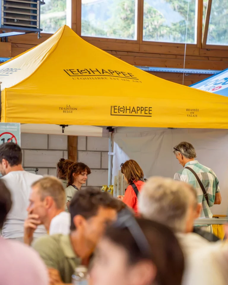Après l’effort, le réconfort !Une fois la ligne d’arrivée franchie, place à la détente et au plaisir avec une bonne bière l’échappée 🍻💡 Une bière pure, sans sucre ni arômes ajoutés, issue d’une double fermentation secrète. Un design épuré et élégant qui accompagne parfaitement les moments de partage après l’effort.Merci à L’Échappée pour son soutien et sa présence à nos côtés ! 💙