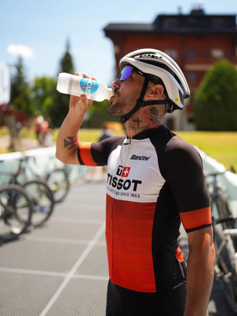 Quoi de mieux après une sortie à vélo qu’un rafraichissement vitaminé et minéralisé avec FOCUSWATER RELOAD ? ⚡Merci à FOCUSWATER pour leur présence sur la ligne d’arrivée📸 @clement.prs02 #uci #focus #villars