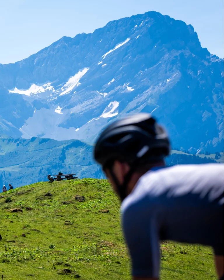 Merci @villarstourisme Merci @alpesvaudoises Pwhouaaaaaaaa 😍Voici, en résumé, ce que nous avons retenu des paysages croisés ce weekend intense. 🚴🏻⛰️Des points de vue idylliques que tu pourras retrouver l'an prochain (du 9 au 11 juillet) ou toute l'année en mode aventure et découverte. 💚🤍___Wowwwww 😍Here’s a quick round-up of the scenery we took in during this action-packed weekend. 🚴🏻⛰️Idyllic viewpoints that you can visit again next year (9–11 July) or explore all year round on an adventure of discovery mode. 💚🤍📷 @kuva.swiss #themajestics #villars #alpesvaudoises