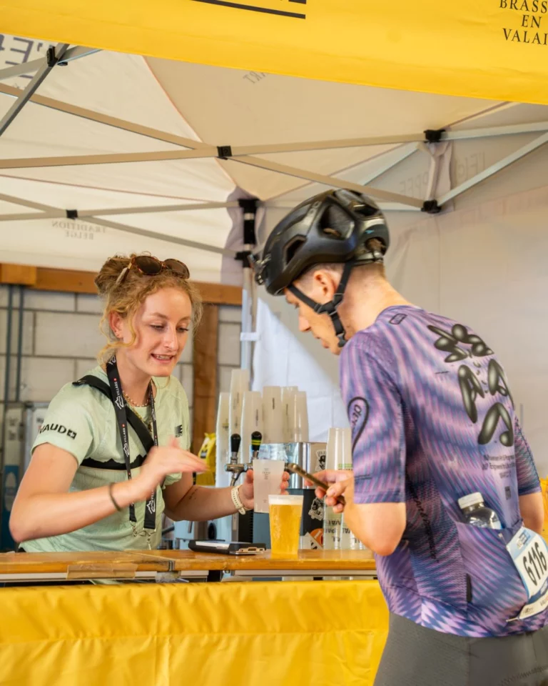 Après l’effort, le réconfort !Une fois la ligne d’arrivée franchie, place à la détente et au plaisir avec une bonne bière l’échappée 🍻💡 Une bière pure, sans sucre ni arômes ajoutés, issue d’une double fermentation secrète. Un design épuré et élégant qui accompagne parfaitement les moments de partage après l’effort.Merci à L’Échappée pour son soutien et sa présence à nos côtés ! 💙