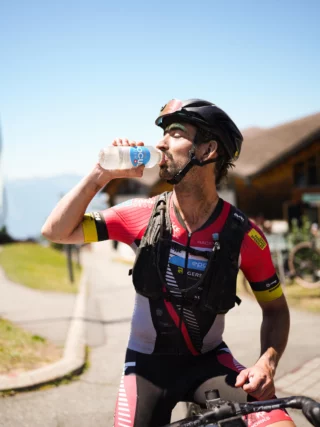 Quoi de mieux après une sortie à vélo qu’un rafraichissement vitaminé et minéralisé avec FOCUSWATER RELOAD ? ⚡Merci à FOCUSWATER pour leur présence sur la ligne d’arrivée📸 @clement.prs02 #uci #focus #villars