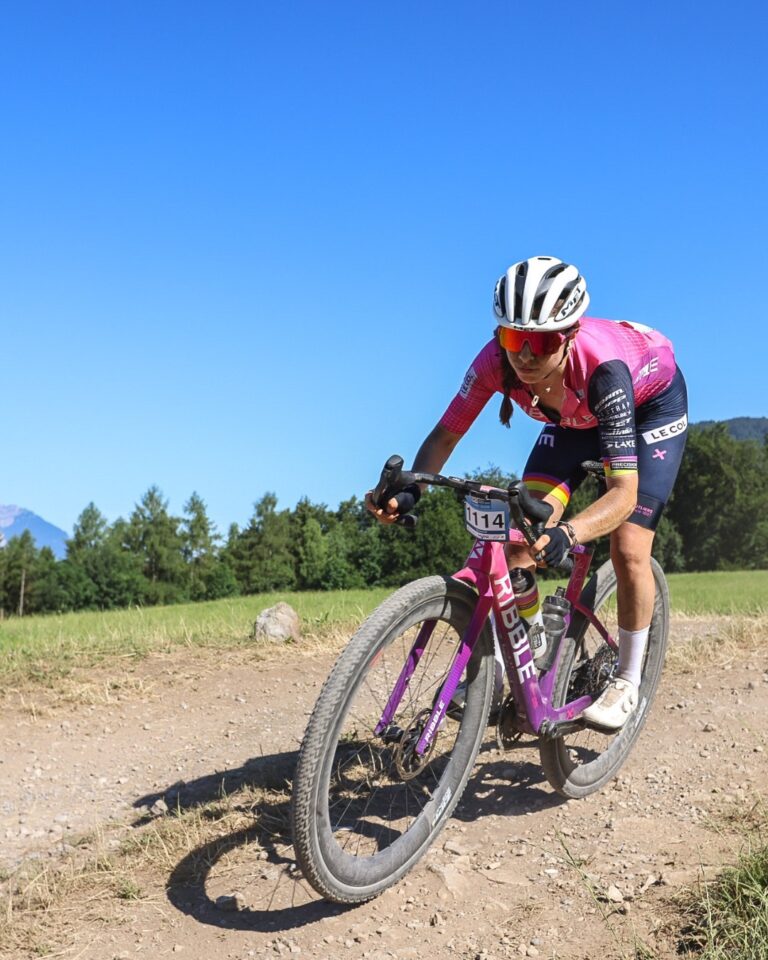 Puissance et technicité 💪💃

Le gravel racing ne doit pas se résumer à une simple bataille de watts. La technique et la finesse du pilotage comptent également.

Avec un parcours au cœur des @alpesvaudoises et partant du @centre_mondial_du_cyclisme_uci, The Majestics met toutes ces qualités en exergues. Bref, un parcours qui saura challenger tes compétences.

Découvres-en plus dans le lien en bio !

___

Gravel racing is not only about watts. Technical skill and precision are also important.

With a route in the heart of the @alpesvaudoises starting from the @centre_mondial_du_cyclisme_uci, The Majestics showcases all these qualities. In short, it's a route that will challenge your limits.

Find out more in the link in the bio!

📷 @kuva.swiss 

#themajestics 
#villars #alpesvaudoises