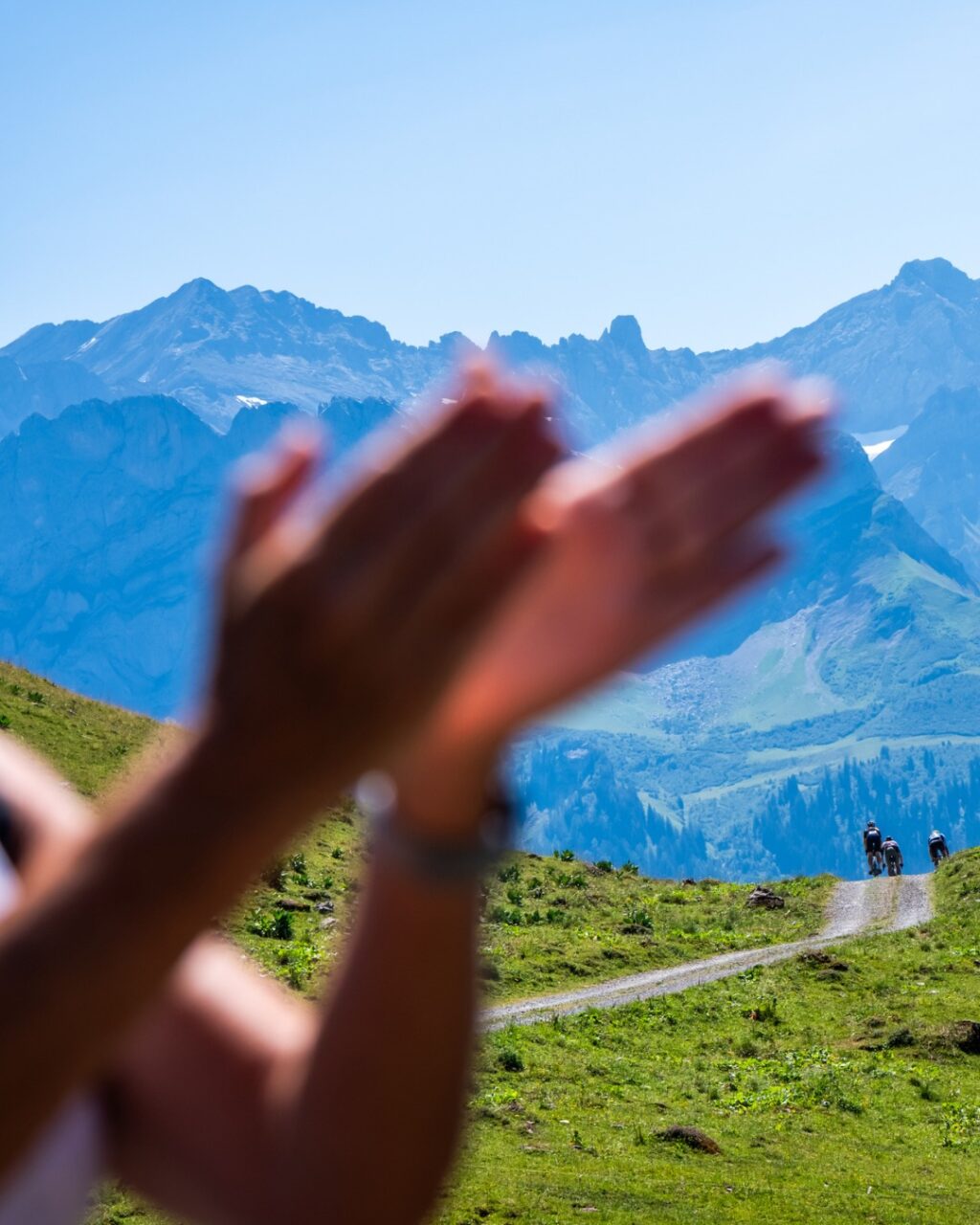 Merci @villarstourisme Merci @alpesvaudoises 

Pwhouaaaaaaaa 😍

Voici, en résumé, ce que nous avons retenu des paysages croisés ce weekend intense. 🚴🏻⛰️

Des points de vue idylliques que tu pourras retrouver l'an prochain (du 9 au 11 juillet) ou toute l'année en mode aventure et découverte. 💚🤍

___

Wowwwww 😍

Here’s a quick round-up of the scenery we took in during this action-packed weekend. 🚴🏻⛰️

Idyllic viewpoints that you can visit again next year (9–11 July) or explore all year round on an adventure of discovery mode. 💚🤍

📷 @kuva.swiss 

#themajestics 
#villars #alpesvaudoises