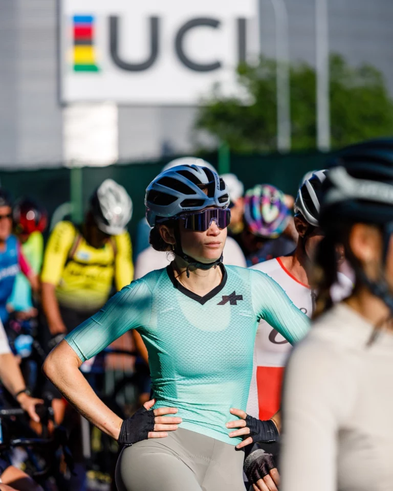 #watchthefemmes 💛Même lieu, même détermination pour les concurrentes du @letourfemmes et celles des courses gravel de @the_majestics_uci. 🚴🏼‍♀️💨___Same place, same determination for the @letourfemmes competitors and those taking part in the @the_majestics_uci gravel races. 🚴🏼‍♀️💨📷 @liosportphoto #themajestics #villars #alpesvaudoises