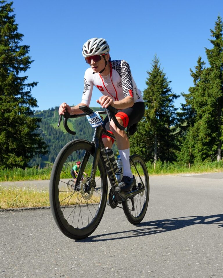 Up up up 🚴🏻⛰️

Tu es fan de grimpette à vélo ? The Majestics sont fait pour toi !

Avec une distance de 150km et plus de 3'800m de dénivelé positif, le Granfondo a un profil digne d'une étape d'un Grand Tour. 📈

Tu es plutôt à la recherche d'un parcours challengeant, mais pas trop ? C'est alors le Mediofondo et ses 2'600m de dénivelé réparti sur un peu moins de 100km qui va te ravir. 💪

Infos et inscriptions –> lien en bio !

___

Did you categorize yourself as a climber? The Majestics are for you!

With a distance of 150km and over 3,800m of elevation gain, the Granfondo has a profile worthy of a Grand Tour stage. 📈

Are you looking for a challenging route, but not too much? Then the Mediofondo, with its 2,600m of elevation gain spread over just under 100km, is the one for you. 💪

Information and registration –> link in bio!

📷 @kuva.swiss 

#themajestics 
#villars #alpesvaudoises