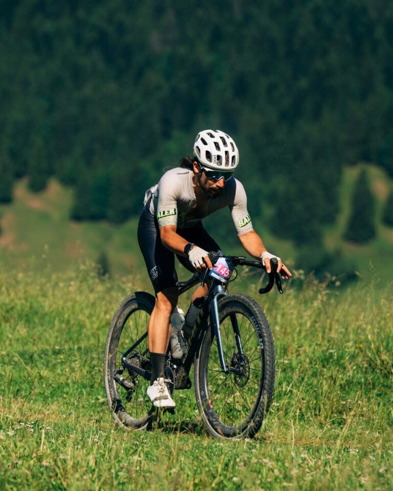 À travers l'alpage 🚴🏻💨 🐄

Un gravel alpin au milieu des prairies, des fleurs de montagne et des riveraines de l'étape. 🪻🐄

C'est aussi ça The Majestics, l'occasion de rouler dans le jardin à Heidi ! 👧🇨🇭

Infos et inscriptions –> lien en bio ✍️

___

An alpine gravel track surrounded by meadows, mountain flowers and local residents. 🪻🐄

That's what The Majestics is all about: the chance to ride through Heidi's garden! 👧🇨🇭

Info and registration –> link in bio ✍️

📷 @alexandrablumvisuals 

#themajestics 
#villars #alpesvaudoises