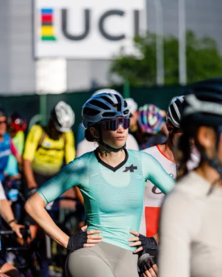#watchthefemmes 💛Même lieu, même détermination pour les concurrentes du @letourfemmes et celles des courses gravel de @the_majestics_uci. 🚴🏼‍♀️💨___Same place, same determination for the @letourfemmes competitors and those taking part in the @the_majestics_uci gravel races. 🚴🏼‍♀️💨📷 @liosportphoto #themajestics #villars #alpesvaudoises
