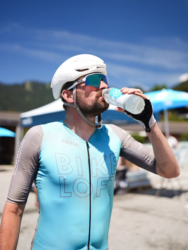 Quoi de mieux après une sortie à vélo qu’un rafraichissement vitaminé et minéralisé avec FOCUSWATER RELOAD ? ⚡Merci à FOCUSWATER pour leur présence sur la ligne d’arrivée📸 @clement.prs02 #uci #focus #villars