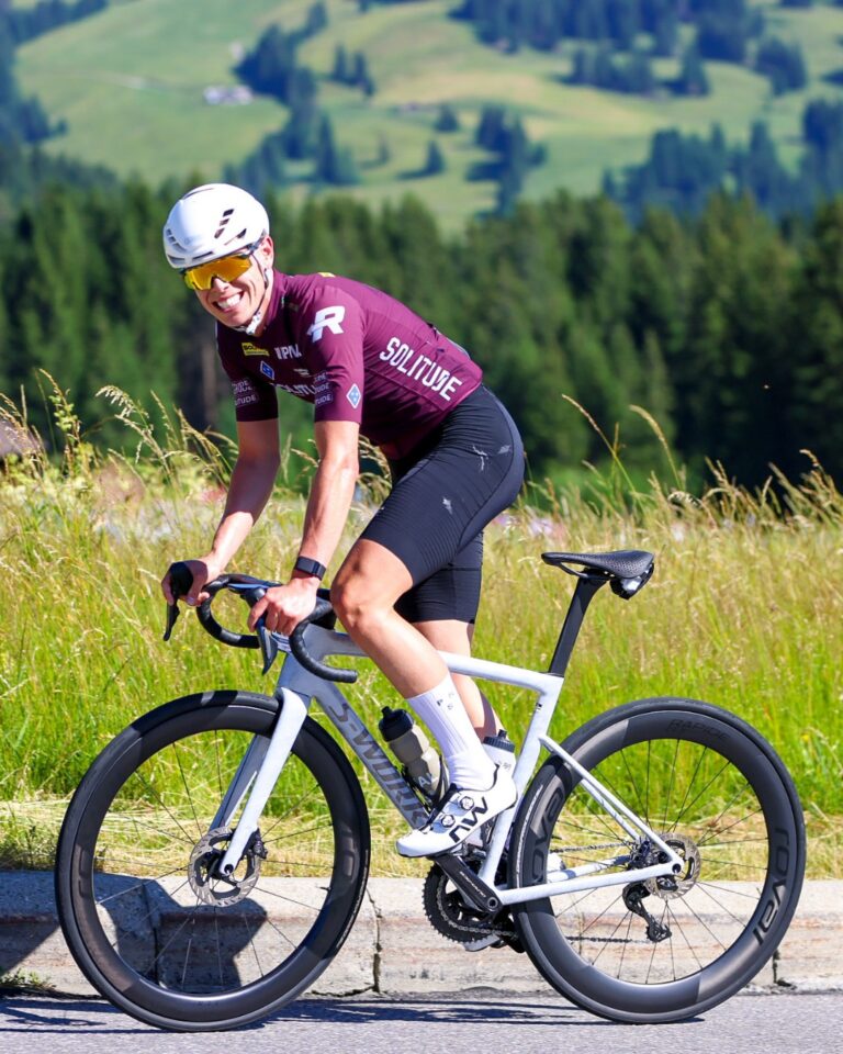 Riding in the @alpesvaudoises makes you smile 😁⛰️Le constat est sans appel. Roulez dans les environs de @villarstourisme implique instantanément un énorme sourire. 😊Rendez-vous le weekend du 10-12 juillet pour découvrir, toi aussi, cet étrange phénomène ! 😉Infos et inscriptions –> lien en bio ✍️___There’s a spicificity in the region. Riding around @villarstourisme is enough to put a huge smile on your face. 😊Join us on the weekend of 10–12 July to experience this strange phenomenon for yourself! 😉Info and registration –> link in bio ✍️📷 @kuva.swiss #themajestics #villars #alpesvaudoises