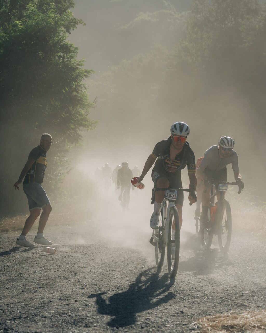 Dusty roads 🚴🏻💨🌪️

Dans la Plaine du Chablais, c'est la poussière qui t'accompagnera. Un petit air de L'Enfer du Nord ? Peut-être.

Deux choses sont sûres. Avec une première partie rapide et un dénivelé placé en fin de parcours, il faudra bien choisir tes braquets et en garder sous le pied ! Attention à ne pas exploser en vol ! 🥵

Infos et inscriptions –> lien en bio ✍️

___

In the Chablais valley, dust will be your constant companion. A touch of Hell of the North? Perhaps.

Two things are certain. With a fast first section and a climb at the end of the course, you'll need to choose your gearings carefully and save some energy! Be careful not to run out of energy before the finish line! 🥵

Information and registration –> link in bio ✍️

📷 @alexandrablumvisuals 

#themajestics 
#villars #alpesvaudoises