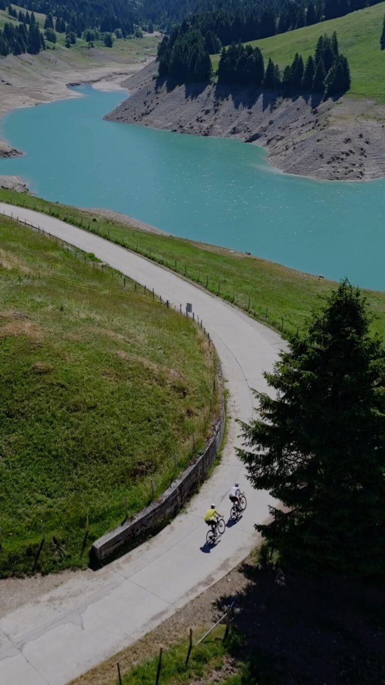 Ton challenge de la mi-été 🌈 ⛰️À vélo de route ou en gravel, découvre les charmes des @alpesvaudoises le weekend du 10 au 12 juillet.Inscriptions à prix préférentiel jusqu'au mardi 23 juin.✍️ lien en bio___Whether you’re on a road bike or a gravel bike, come and discover the charms of the @alpesvaudoises over the weekend of 10–12 July.Register at a discounted rate until Tuesday 23 June.✍️ link in bio#themajestics #villars #alpesvaudoises